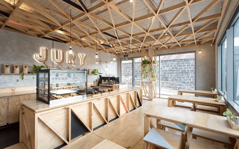 Một quán cà phê sử dụng nội thất tự nhiên tạo cảm giác gần gũi
